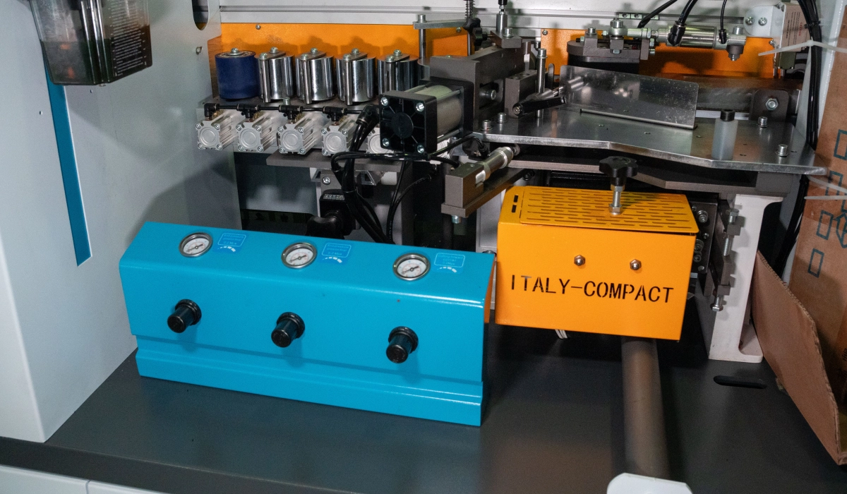Enchapadora de cantos 515A para trabajos en melamina