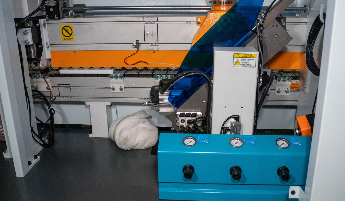 Enchapadora de cantos 515A para trabajos en melamina