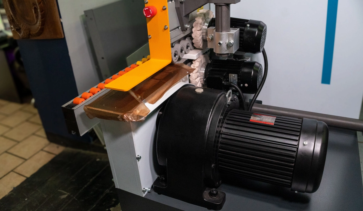 Enchapadora de cantos 515A para trabajos en melamina