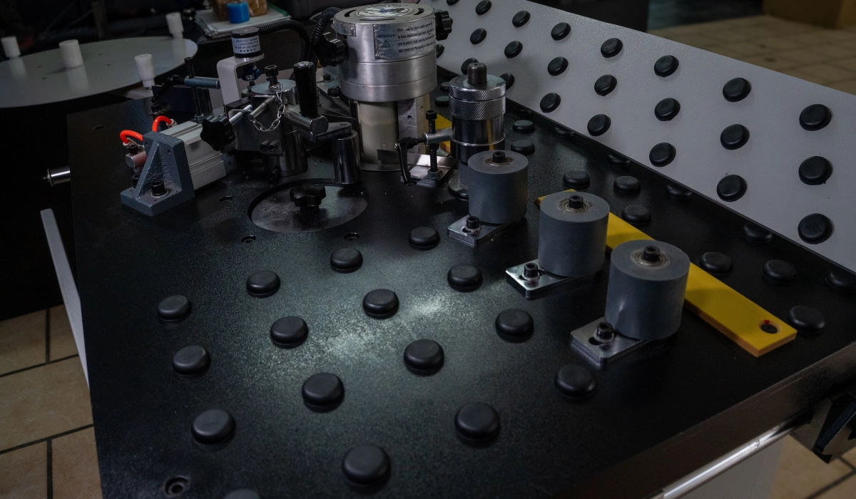 Enchapadora de cantos curvos CHRIS 26 para muebles