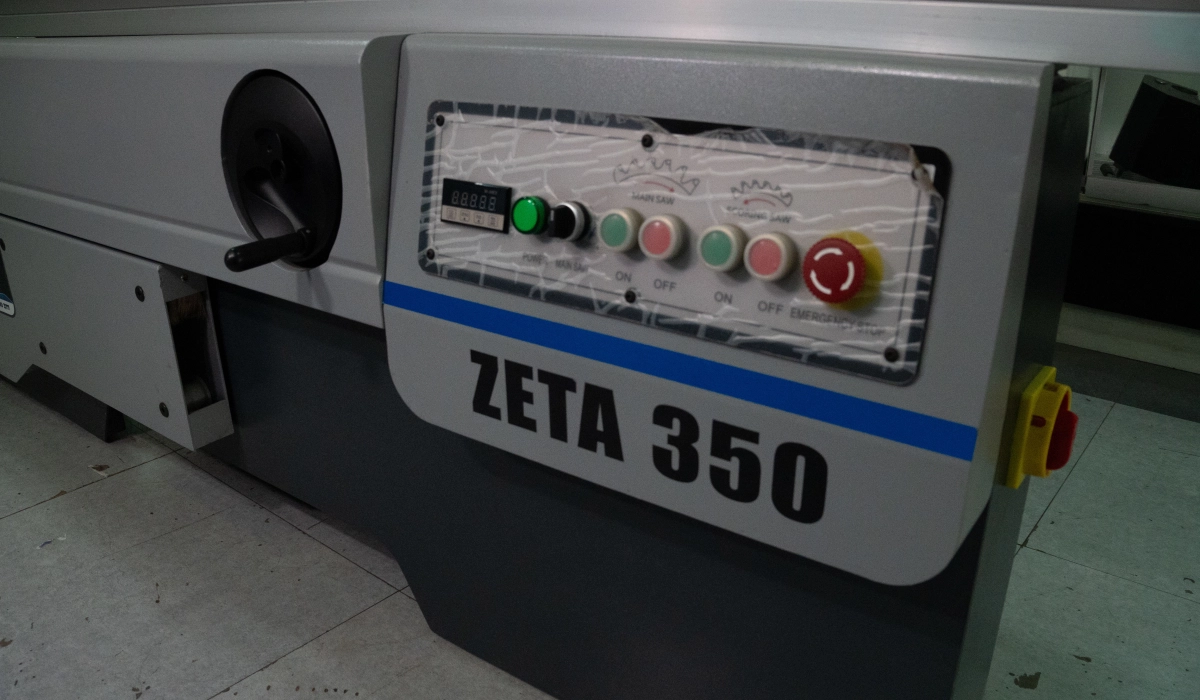 Escuadradora industrial Zeta 350 para corte de tableros de melamina y madera con alta precisión