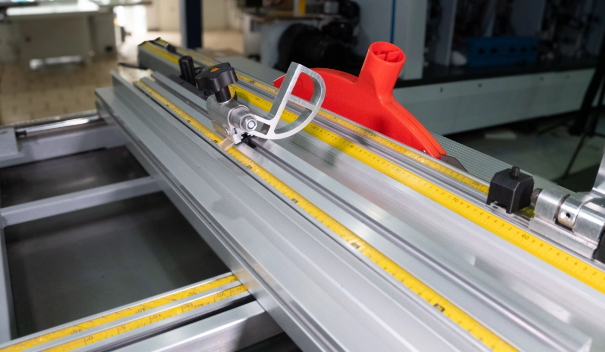 Escuadradora industrial Zeta 350 para corte de tableros de melamina y madera con alta precisión