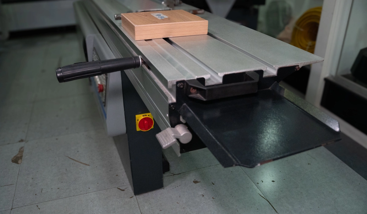 Escuadradora industrial Zeta 350 para corte de tableros de melamina y madera con alta precisión