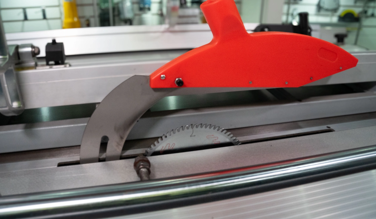 Escuadradora industrial Zeta 350 para corte de tableros de melamina y madera con alta precisión