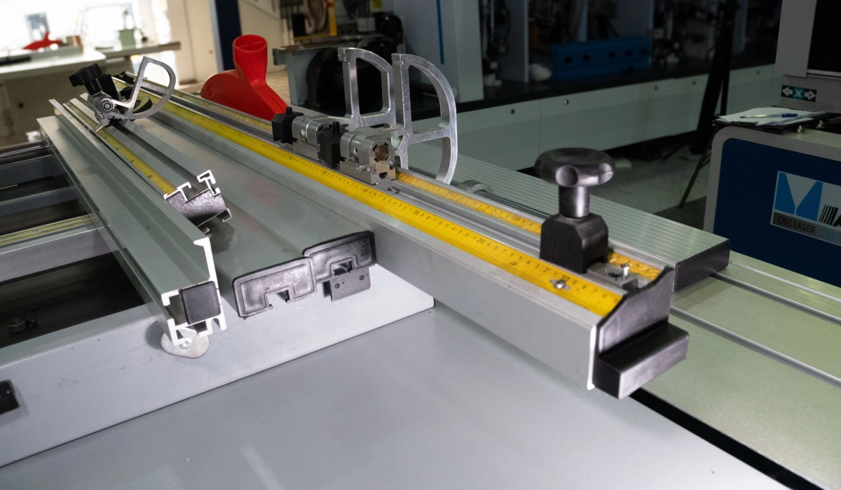 Escuadradora industrial Zeta 350 para corte de tableros de melamina y madera con alta precisión