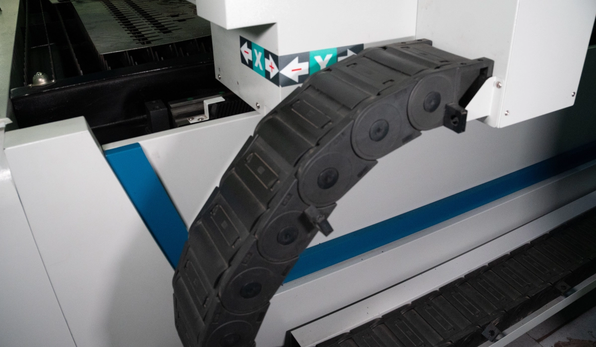 LASER FIBER CNC F150 CORTAR METAL 2