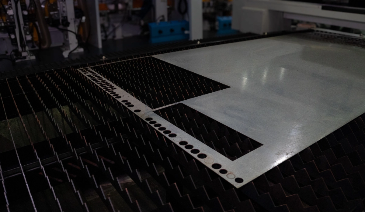 LASER FIBER CNC F150 CORTAR METAL 3