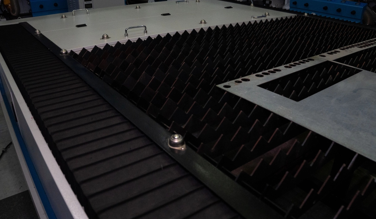 LASER FIBER CNC F150 CORTAR METAL 4