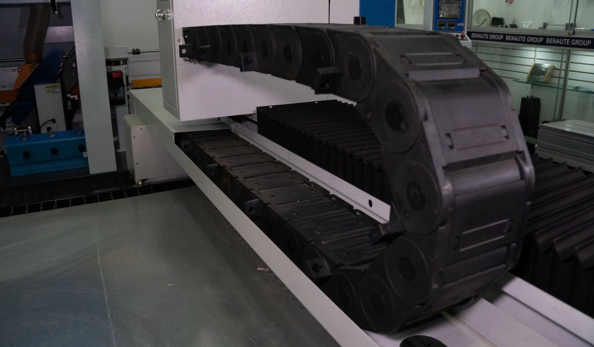 LASER FIBER CNC F150 CORTAR METAL 5