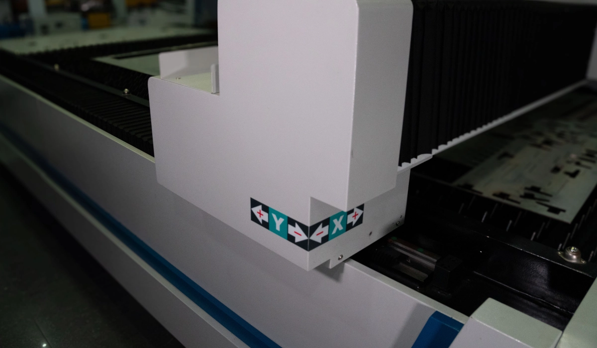 LASER FIBER CNC F150 CORTAR METAL 6