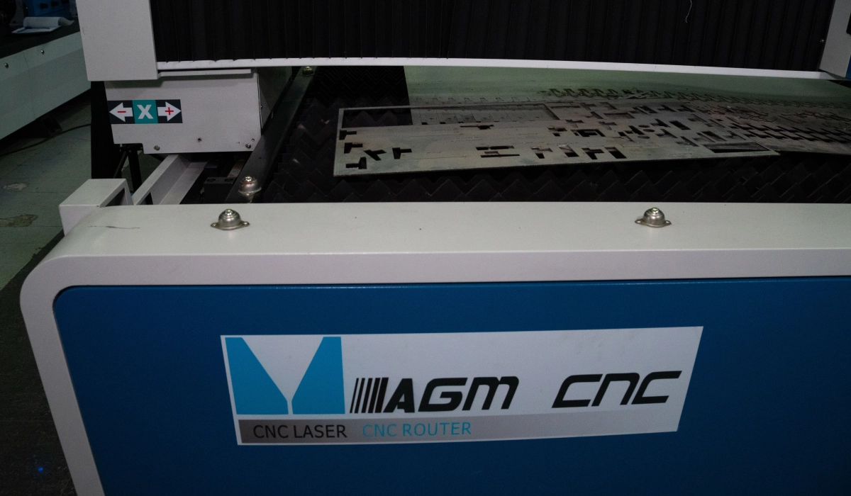 LASER FIBER CNC F150 CORTAR METAL 7