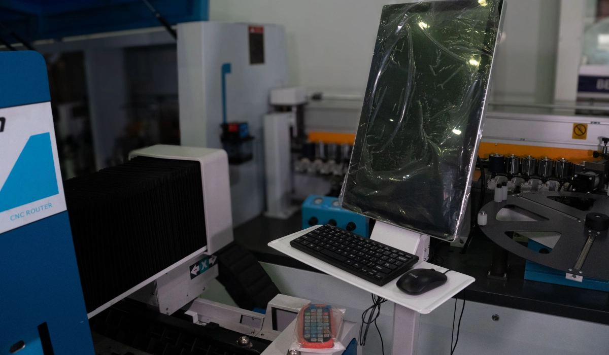 LASER FIBER CNC F150 CORTAR METAL 9