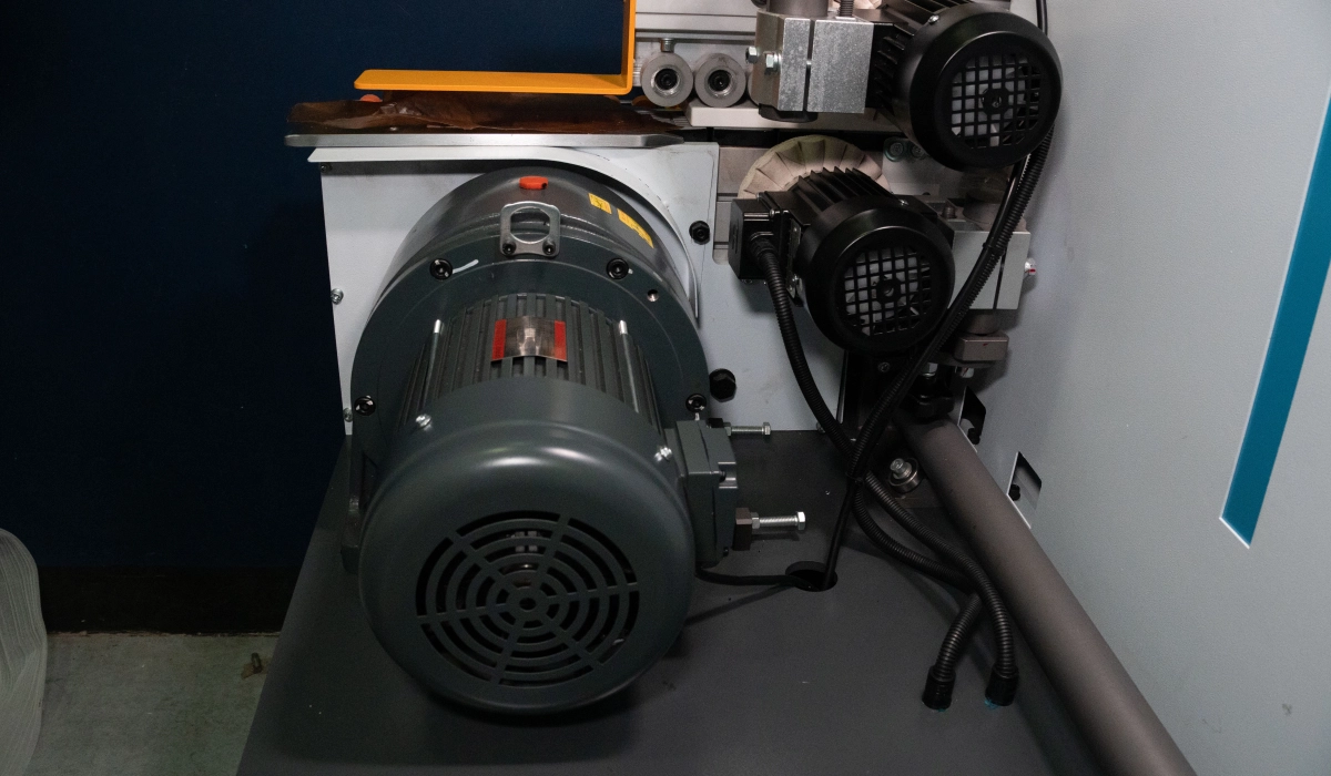 Enchapadora de cantos 515B compacta industrial